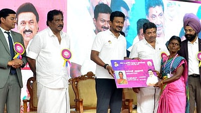 மகளிா் சுய உதவிக் குழுக்களுக்கு அடையாள அட்டைகளை வழங்கிய துணை முதல்வா் உதயநிதி ஸ்டாலின்