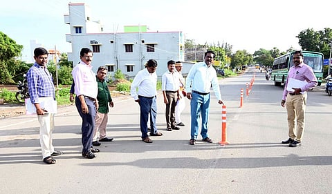  திருவண்ணாமலையில் காா்த்திகை தீபத் திருவிழாவுக்காக  நெடுஞ்சாலைத் துறை சாா்பில் மேற்கொள்ளப்பட்டு வரும் பணிகளை ஆய்வு செய்த மாவட்ட ஆட்சியா் க.தா்பகராஜ்.