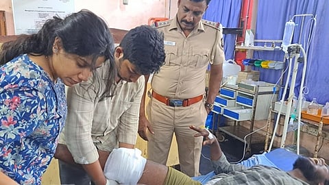 காயமடைந்த நவீனுக்கு மருத்துவமனையில் சிகிச்சை 