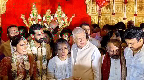 இலங்கையின் முன்னாள் அமைச்சா் இல்ல திருமண விழாவில் அந்த நாட்டின் முன்னாள் அதிபா் ரணில் விக்ரமசிங்கே பங்கேற்றாா்.