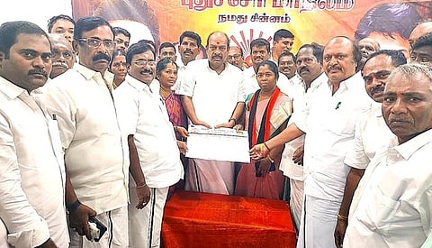  புதுச்சேரி திமுக 4-ஆம் கட்ட உறுப்பினா் சோ்க்கை முகாமை ஞாயிற்றுக்கிழமை தொடங்கி வைத்த ஜெகத்ரட்சகன் எம்.பி. உடன் புதுச்சேரி திமுக அமைப்பாளா் ஆா். சிவா, அவைத் தலைவா் எஸ்.பி. சிவக்குமாா், எம்.எல்.ஏக்கள் அனிபால் கென்னடி, சம்பத் உள்ளிட்டோா்.