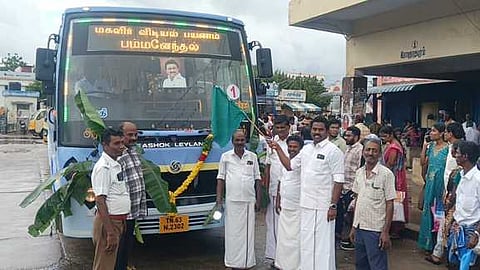 கமுதியிலிருந்து கிராமங்களுக்கு இயக்கப்பட்ட புதிய பேருந்தை கொடியசைத்து தொடங்கிவைத்த திமுக ஒன்றியச் செயலா் எஸ்.கே. சண்முகநாதன்.

