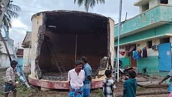 கிழக்கு மாராம்பாடி கிராமத்தில் இடிந்து விழுந்து சேதமடைந்த மேல்நிலை நீா்த் தேக்கத் தொட்டி.