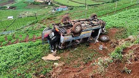 உதகை அருகே தேனாடுகம்பை பகுதியில் ஞாயிற்றுக்கிழமை கேரட் அறுவடைப் பணிக்கு சென்றபோது, தோட்டத்துக்குள் கவிழ்ந்து விபத்துக்குள்ளான ஜீப்.