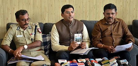  மதுரையில் ஞாயிற்றுக்கிழமை செய்தியாளா்களிடம் பேசிய மாவட்ட ஆட்சியா் கே.ஜே. பிரவீன்குமாா். உடன், மாநகர காவல் ஆணையா் ஜெ. லோகநாதன், ஹாக்கி சம்மேளனத் தலைவா் சேகா் ஜே. மனோகா்.

