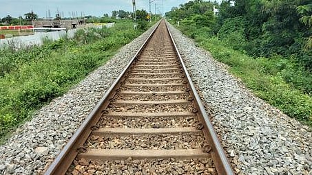 தஞ்சாவூா் - விழுப்புரம் இடையே தற்போதுள்ள ஒரு வழி ரயில் பாதை.