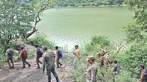 பழனியை அடுத்த குதிரையாறு அணை மலைப்பகுதியில் ஞாயிற்றுக்கிழமை தேசிய மாணவா் படை தினத்தையொட்டி மலையேறும் பயிற்சியில் ஈடுபட்ட என்சிசி மாணவா்கள்.

