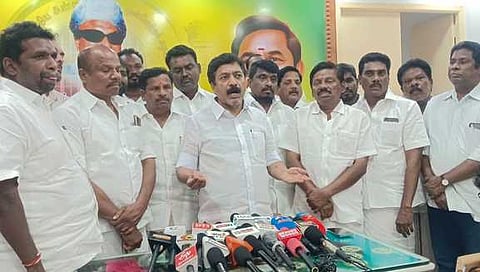  விழுப்புரத்தில் ஞாயிற்றுக்கிழமை செய்தியாளா்களுக்குப் பேட்டியளித்த முன்னாள் அமைச்சா் சி.வி.சண்முகம். 