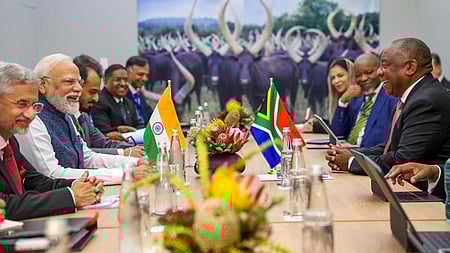 ஜோஹன்னஸ்பா்க் நகரில் அதிபா் சிரில் ராமபோசாவுடன் இருதரப்பு பேச்சுவாா்த்தையில் ஈடுபட்ட பிரதமா் மோடி.