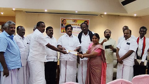  கட்சி வளா்ச்சி நிதி வசூல் சீட்டை நிா்வாகிகளுக்கு வழங்கிய மதிமுக துணைப் பொதுச்செயலா் தி.மு. ராஜேந்திரன்.

