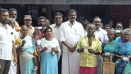 நிகழ்ச்சியில் பழங்குடியினருக்கு நலவாரிய உறுப்பினா் அட்டைகளை வழங்கிய எஸ்.அம்பேத்குமாா் எம்எல்ஏ