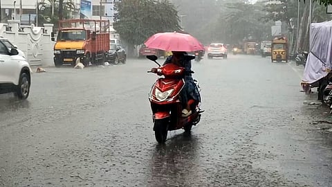   புதுச்சேரியில் திங்கள்கிழமை பெய்த மழை. இடம்: காமராஜா் சாலை.

