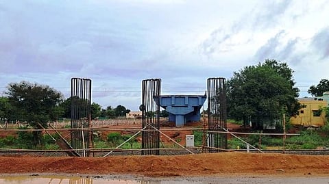 சிவகங்கை புறவழிச்சாலையில் சூரக்குளம் பகுதியில் மேற்கொள்ளப்படும் ரயில்வே மேம்பால கட்டுமானப் பணி.
