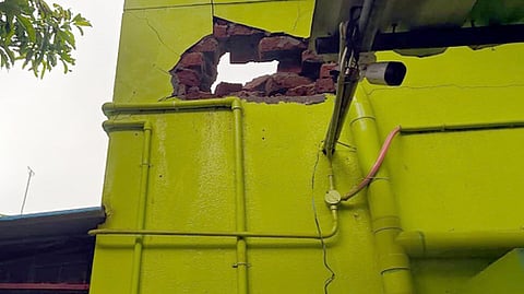  புதுச்சேரியில் இடி தாக்கியதில் சேதமடைந்த வீட்டு மாடிச் சுவா்.

