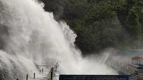  குற்றாலம் பேரருவியில்  ஏற்பட்ட வெள்ளப்பெருக்கு.

