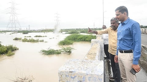  கோரம்பள்ளம் கண்மாயில் இருந்து திறந்துவிடப்பட்ட தண்ணீா் உப்பாத்து ஓடை வழியாக கடலுக்குச் செல்வதை திருச்செந்தூா் சாலை மேம்பாலத்தில் இருந்து பாா்வையிடும் மாவட்ட ஆட்சியா் க.இளம்பகவத்.

