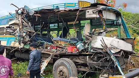  விபத்தில் உருக்குலைந்த பேருந்துகள்.

