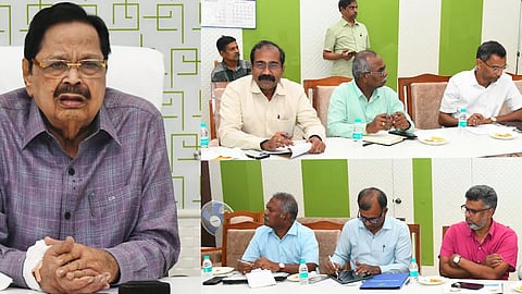 அதிகாரிகளுடன் ஆலோசனை மேற்கொள்ளும் அமைச்சர் துரைமுருகன். 