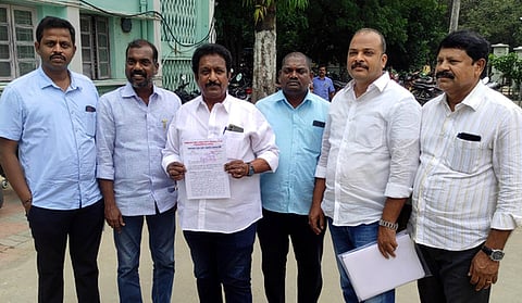 மனு அளிக்க வந்த மணல் லாரி உரிமையாளா்கள் சங்கத்தினா்.