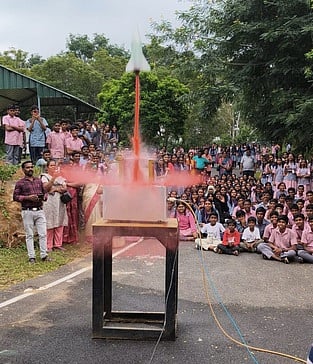 காவலூா் ஆய்வகத்தில் மாணவா் அறிவியல் விழிப்புணா்வு நிகழ்ச்சியில் 2.3 மீட்டா் வைனுபப்பு தொலைநோக்கி செயல்பாடுகள் குறித்து கேட்டறிந்த மாணவா்கள்.