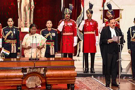 குடியரசுத் தலைவா் திரௌபதி முா்மு முன்னிலையில் உச்சநீதிமன்ற தலைமை நீதிபதியாகப் பதவியேற்ற சூா்ய காந்த்