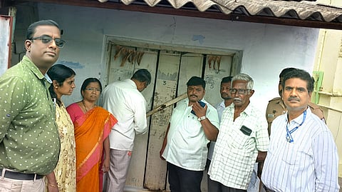 போலி கிளீனிக்குக்கு ‘சீல்’ வைத்த அதிகாரிகள்.