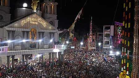  கோட்டாறு புனித சவேரியாா் பேராலயத்தில் திங்கள்கிழமை நடைபெற்ற கொடியேற்றம்.

