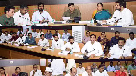 அங்கீகரிக்கப்பட்ட அரசியல் கட்சிப் பிரதிநிதிகளுடன் ஆலோசனை நடத்திய சென்னை மாநகராட்சி ஆணையரும், மாவட்ட தோ்தல் அலுவலருமான ஜெ.குமரகுருபரன்.