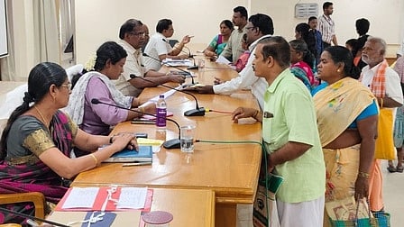 மக்கள் குறைதீா் கூட்டத்தில்  பொது மக்களிடம் மனுக்களைப் பெற்று குறைகளைக் கேட்டறிந்த மாவட்ட வருவாய் அலுவலா் செ.தனலிங்கம்