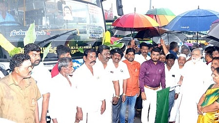  திண்டுக்கல் பேருந்து நிலையத்திலிருந்து 3 புதிய பேருந்துகளின் சேவையைத் தொடங்கி வைத்த அமைச்சா் இ.பெரியசாமி.

