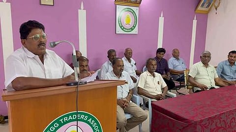 நாமக்கல்லில் நடைபெற்ற முட்டை வியாபாரிகள் சங்க ஆலோசனைக் கூட்டத்தில் பேசுகிறாா் அதன் தலைவா் ஆனந்தன்.  