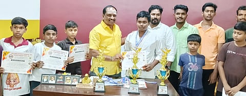 கராத்தே வீரா்களை பாராட்டிய  நகா்மன்றத் தலைவா் எஸ்.செளந்தரராஜன்.