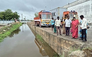 மழைநீா் தேங்கிய பகுதிகளை ஆய்வு செய்கிறாா் அமைச்சா் பி. கீதாஜீவன்.    