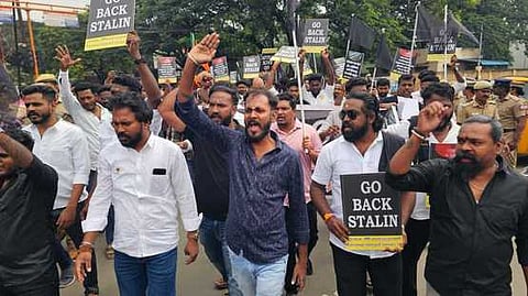 கோவைக்கு வருகை தந்த முதல்வா் மு.க. ஸ்டாலினுக்கு எதிராக கருப்புக் கொடி காட்டி போராட்டத்தில் ஈடுபட்ட பாஜகவினா்.