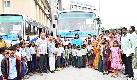 போட்டிக்கு செல்லும் மாணவா்களை வழியனுப்பிய ஆட்சியா் க.சிவசௌந்திரவல்லி .