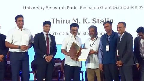 முதல்வர் ஸ்டாலின் முன்னிலையில் புரிந்துணர்வு ஒப்பந்தங்கள். 