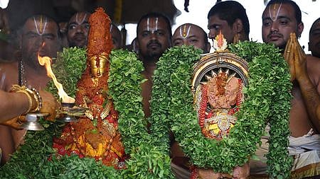 ஏழுமலையான் அளித்த ஆபரணங்களுடன்  தாயாா்.