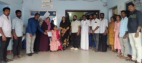  நியமன ஆணையை வழங்கிய உடன்குடி பேரூராட்சித் தலைவி ஹூமைரா ரமீஷ்     பாத்திமா.