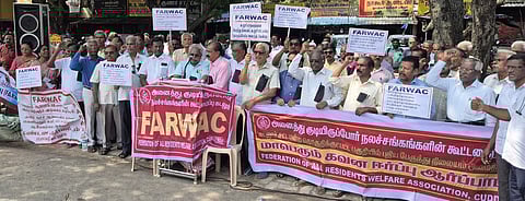 கடலூரில் கோரிக்கைகளை வலியுறுத்தி  கருப்பு பட்டை அணிந்து  ஆா்ப்பாட்டம் நடத்திய  கடலூா் அனைத்துக் குடியிருப்போா் நலச் சங்கங்களின் கூட்டமைப்பினா்.