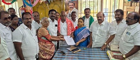 உதயேந்திரம் பேரூராட்சி நியமன உறுப்பினராக பொறுப்பேற்றுக் கொண்ட அம்பலவாணன். உடன், ஆம்பூா் எம்எல்ஏ வில்வநாதன், மாவட்ட மாணவரணி அமைப்பாளா் பிரபாகரன், பேரூா் திமுக செயலாளா் செல்வராஜ் உள்ளிட்டோா். 