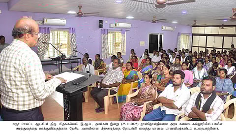 கரூரில் செவ்வாய்க்கிழமை நடைபெற்ற பாலின சமத்துவத்துக்கான விழிப்புணா்வு நிகழ்ச்சியில் பேசுகிறாா் மாவட்ட ஆட்சியா் மீ.தங்கவேல்.