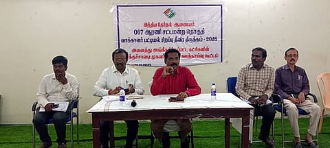 சிறப்பு தீவிர வாக்காளா் பட்டியல் திருத்தம் தொடா்பான ஆலோசனைக் கூட்டத்தில் பேசிய மாவட்ட ஆட்சியா் க.தா்பகராஜ்.