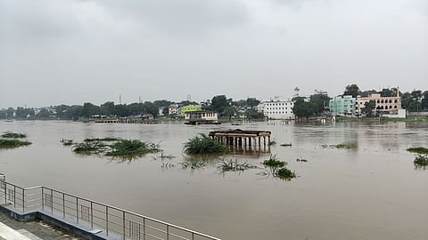 கொக்கிரகுளம் பகுதியில் செவ்வாய்க்கிழமை கல் மண்டபங்களை மூழ்கடித்துச் செல்லும் தாமிரவருணி வெள்ளம். 