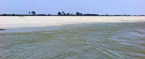 சிதம்பரம் அருகே பூவாலை கிராமத்தில் நீரில் மூழ்கிய பயிா்களை வேதனையுடன் காண்பிக்கும்  விவசாயிகள்