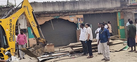 வாணியம்பாடி பச்சூரில் அகற்றப்பட்ட ஆக்கிரமிப்புகள்.