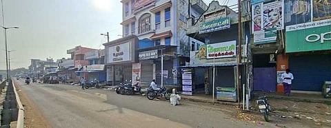 கந்தா்வகோட்டையில் செவ்வாய்க்கிழமை கடைகள் அடைக்கப்பட்டு வெறிச்சோடி காணப்பட்ட கடைவீதி.  