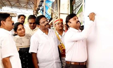 தருமபுரி நகர பேருந்து நிலைய வளாகத்தில் கையெழுத்து இயக்கத்தை தொடங்கிவைத்த ஆட்சியா் ரெ.சதீஸ்.