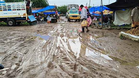 தொடா் மழை காரணமாக சேறும் சகதியுமாக காட்சியளிக்கும் திருவாடானை வாரச் சந்தை.