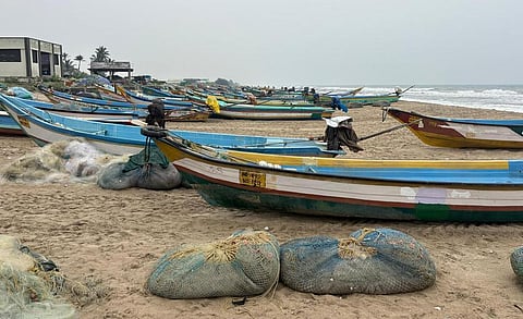 மரக்காணம் அருகேயுள்ள கடலோர கிராமத்தில் பாதுகாப்பாக நிறுத்தி வைக்கப்பட்டுள்ள மீன்பிடி படகுகள்.