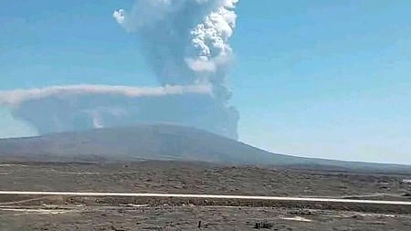 எத்தியோபியாவில் நவ.23 சீற்றமடைந்த ஹெய்லி குப்பி எரிமலை. ~எத்தியோபியாவில் சீற்றமடைந்த ஹெய்லி குப்பி எரிமலையிலிருந்து வெளிப்பட்டு வெகுதூரம் பரவிய சாம்பல்.